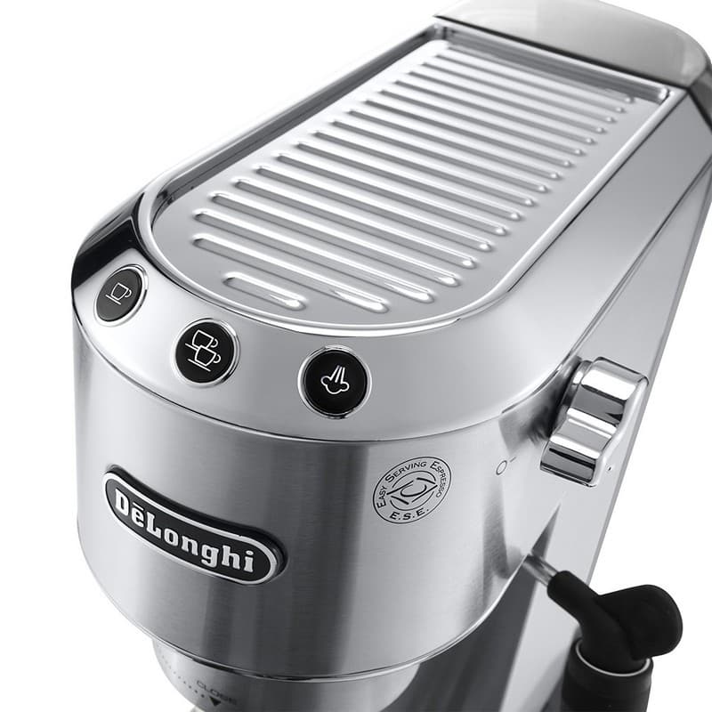 DeLonghi EC 685.M Cafetera Espresso en acero inoxidable, panel superior ranurado, botones táctiles iluminados y perilla lateral; diseño compacto y elegante