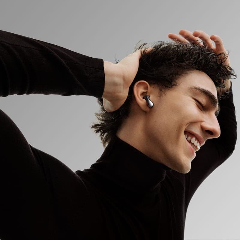 Huawei FreeBuds 6 ANC Or Rose portés à l’oreille, design élégant et compact, embout intra-auriculaire, finition or rose, confort discret et moderne