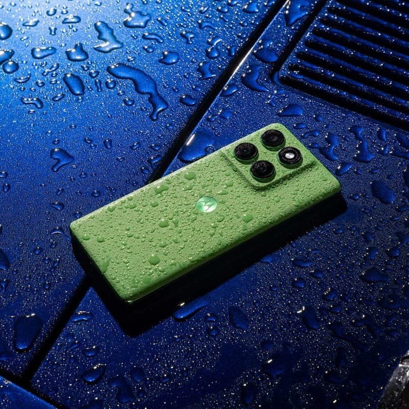 Motorola Edge 60 5G verde con triple cámara, acabado mate antihuellas y gotas de agua; 12GB RAM y 512GB almacenamiento, diseño elegante y moderno