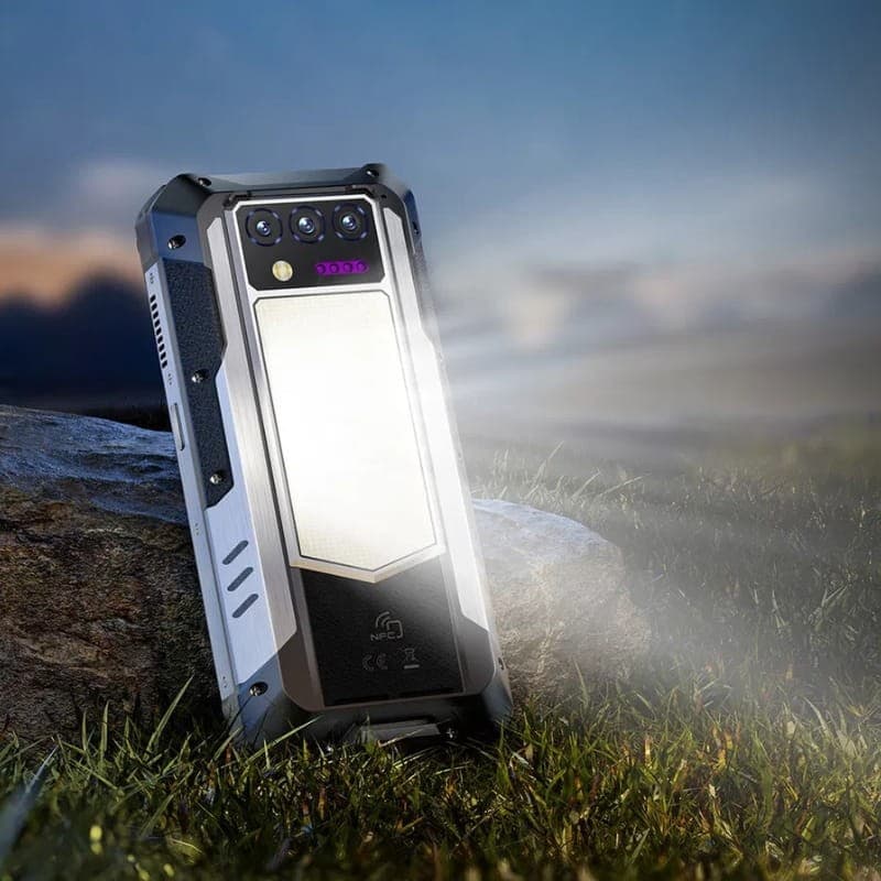 Smartphone rugerizado Oukitel WP100 Titan 5G con linterna LED trasera encendida, triple cámara, cuerpo resistente con esquinas reforzadas y acabado metálico