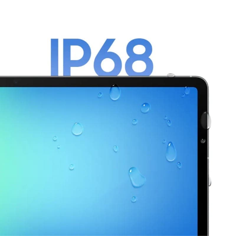 Tablet Samsung Galaxy Tab S10 FE gris con pantalla 10,9 pulgadas, marcos finos y certificación IP68; gotas de agua sobre el borde muestran resistencia al agua