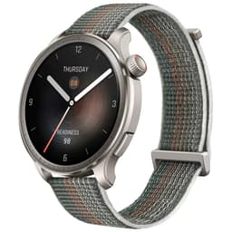 Amazfit Balance cinzento com ecrã AMOLED 1,5, caixa metálica prateada e coroa lateral, mostrador preto minimalista, bracelete têxtil cinza com listras verdes