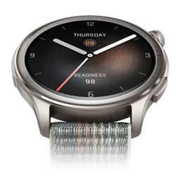 Amazfit Balance cinzento com caixa metálica e mostrador AMOLED 1,5, aro fino, botão lateral texturizado e bracelete têxtil cinza com faixa listrada