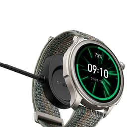 Amazfit Balance cinzento com ecrã AMOLED 1,5 pol, mostrador verde, caixa metálica prateada, bracelete têxtil cinza e carregador magnético acoplado