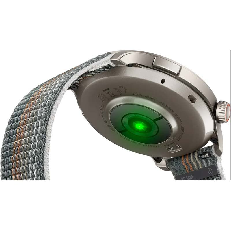 Amazfit Balance Cinzento com traseira metálica, sensor verde ativo e pulseira têxtil cinza com listras; acabamento premium e encaixe 22 mm