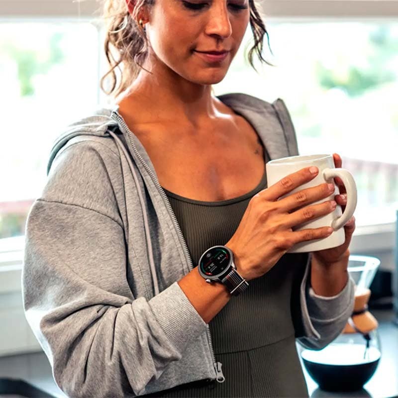 Amazfit Balance cinzento no pulso, mostrador redondo AMOLED 1,5 com bezel metálico e bracelete de silicone, interface colorida e corpo fino elegante