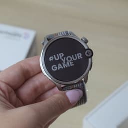 Amazfit Balance Cinzento com caixa metálica, mostrador redondo 1,5 AMOLED, dois botões laterais e bracelete têxtil cinzenta com fecho ajustável