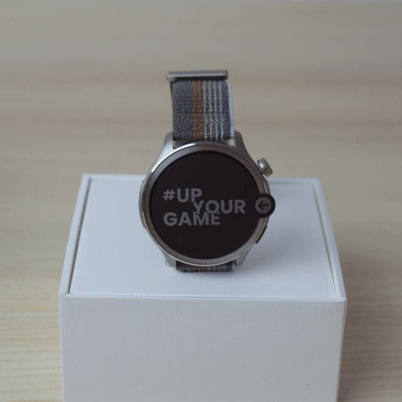 Amazfit Balance cinzento com mostrador redondo 1,5 pol, ecrã AMOLED, caixa metálica prateada e pulseira têxtil cinza com faixa laranja