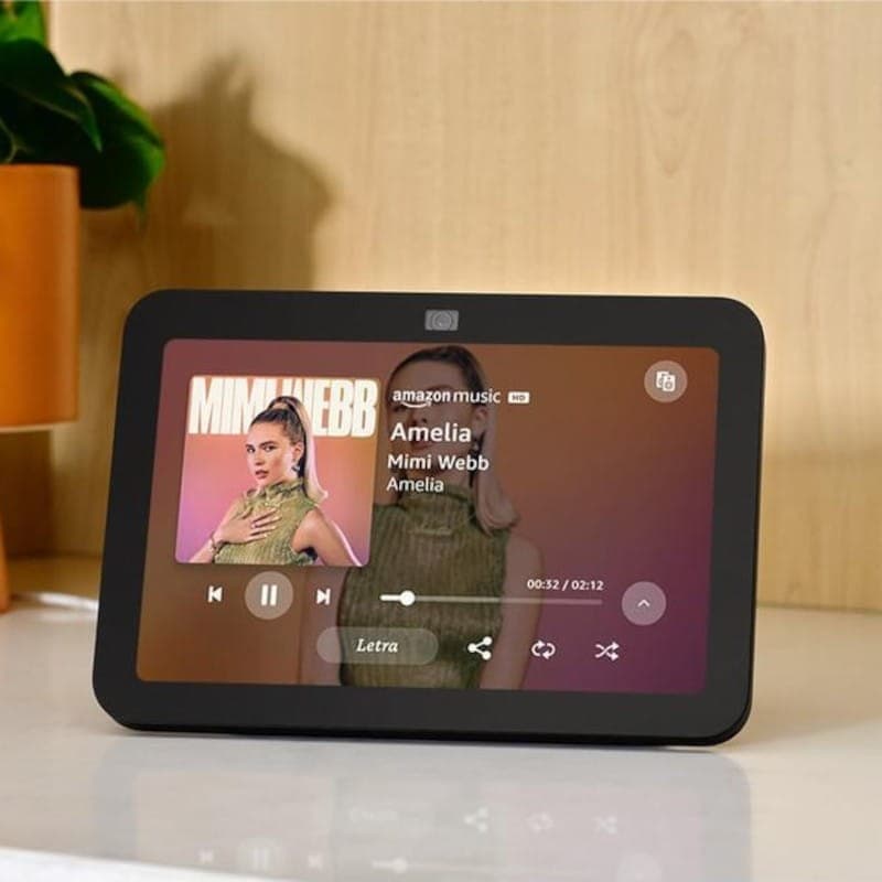Amazon Echo Show 8 3ª generación gris antracita con pantalla táctil mostrando música, biseles negros, cámara superior centrada y soporte de sobremesa