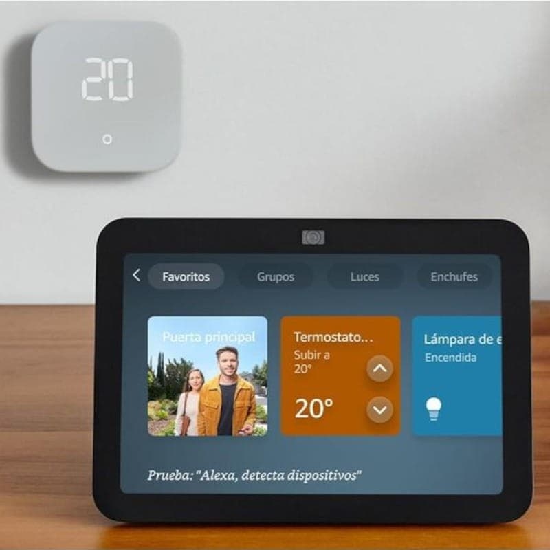 Amazon Echo Show 8 3ª Gen gris antracita con pantalla táctil mostrando controles de hogar inteligente, cámara frontal y diseño compacto sobre mesa