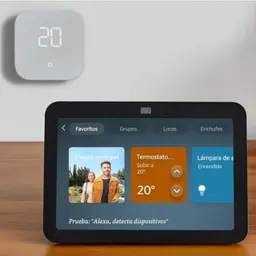 Amazon Echo Show 8 3ª Gen gris antracita con pantalla táctil mostrando controles de hogar inteligente, cámara frontal y diseño compacto sobre mesa