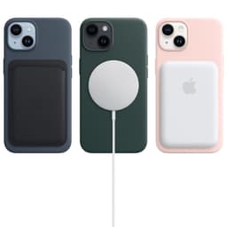 Fundas MagSafe para iPhone 14: cuero azul con tarjetero, verde con cargador circular y rosa con batería magnética, diseño fino y colores suaves.