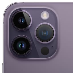 Módulo de cámara triple del iPhone 14 Pro Max morado oscuro, lentes grandes con aro metálico, flash y sensor; acabado mate renovado en estado excelente.