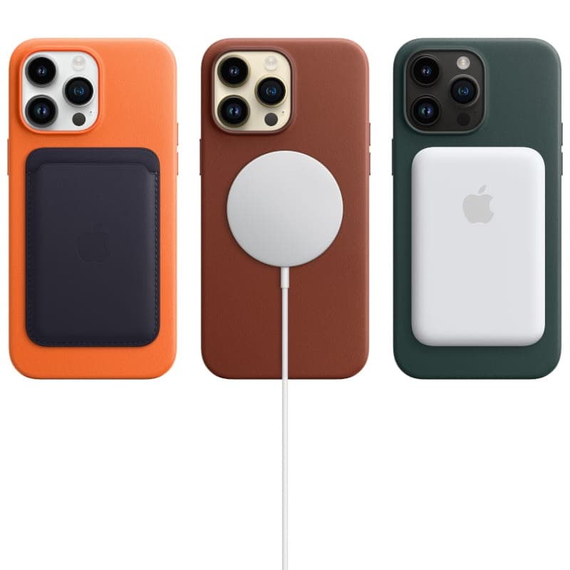 Coques iPhone 14 Pro Max avec accessoires MagSafe: étui orange avec porte‑cartes, étui brun avec chargeur magnétique, étui vert avec batterie Apple.