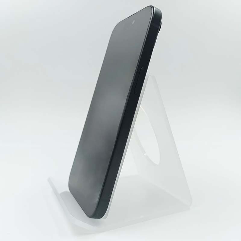 iPhone 15 5G 128GB Preto Renovado – Condição excelente; tela ampla sem arranhões visíveis, bordas retas, acabamento fosco, câmera frontal discreta.