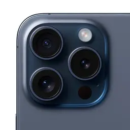 Módulo traseiro do iPhone 15 Pro em titânio azul: três câmeras grandes com lente principal, ultra‑wide e telefoto, flash LED e sensor LiDAR visíveis.