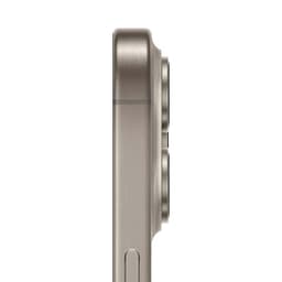 Lateral do iPhone 15 Pro em titânio natural, bordas retas, módulo de câmera tripla saliente e botão lateral visível; acabamento metálico premium.