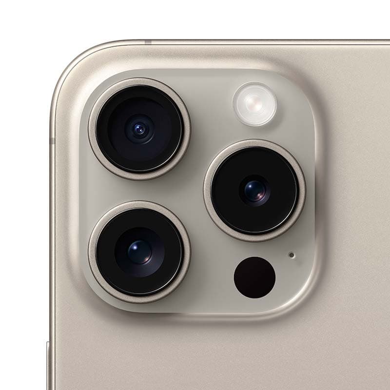 Módulo de câmera do iPhone 15 Pro: trio de lentes grandes com aro metálico, flash LED e sensor LiDAR em titânio natural, acabamento premium renovado.
