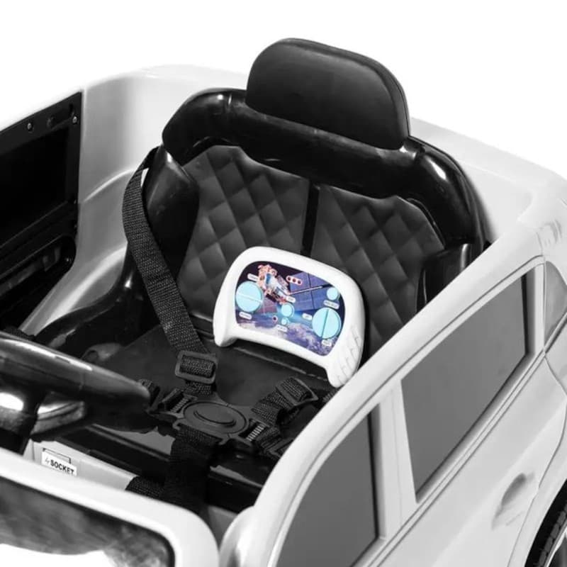Interior del Audi Q5 12V Blanco infantil con asiento acolchado rombos, cinturón de seguridad, volante y pantalla multimedia colorida en el salpicadero