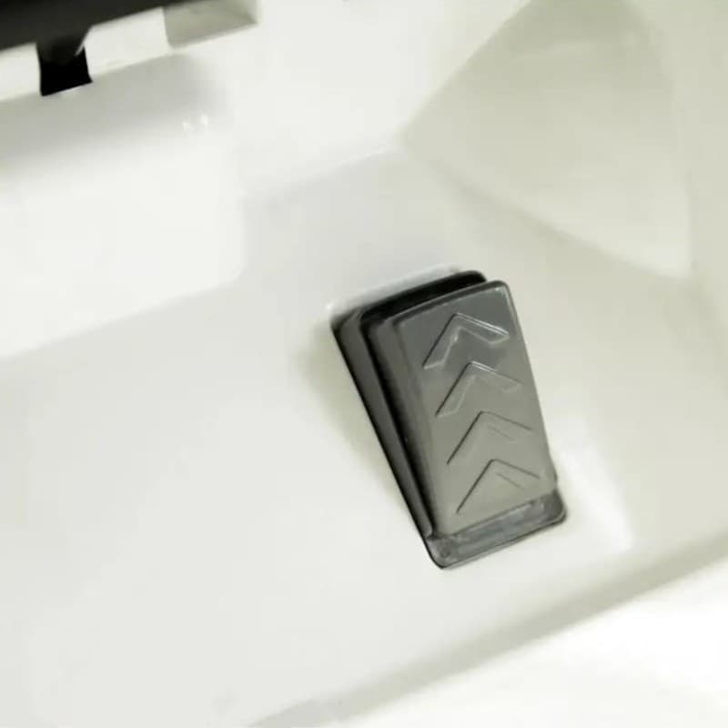 Pedal acelerador negro con relieve en flechas sobre base blanca del Audi Q5 12V Blanco coche eléctrico para niños