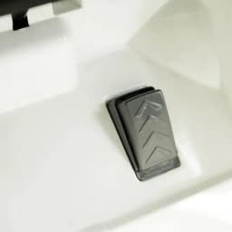Pedal acelerador negro con relieve en flechas sobre base blanca del Audi Q5 12V Blanco coche eléctrico para niños