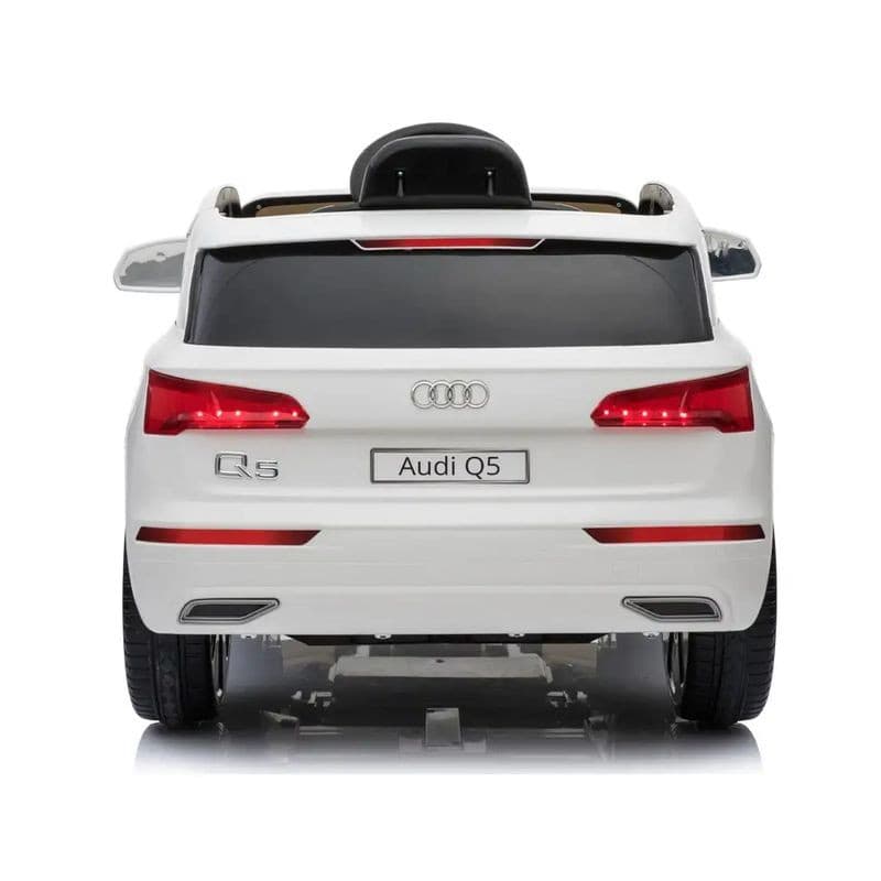 Audi Q5 12V Blanco para niños, vista trasera: carrocería blanca, luces LED rojas encendidas, escape doble simulado, logotipos Audi y Q5, ruedas anchas negras