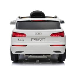 Audi Q5 12V Blanco para niños, vista trasera: carrocería blanca, luces LED rojas encendidas, escape doble simulado, logotipos Audi y Q5, ruedas anchas negras