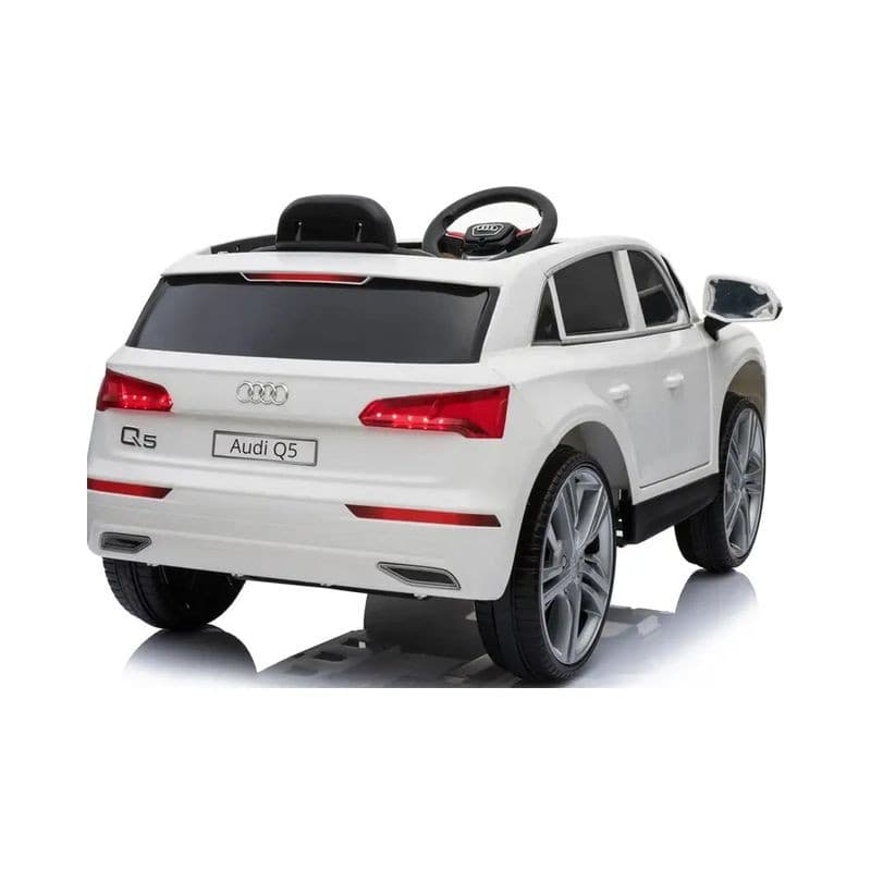 Audi Q5 12V Blanco para niños con carrocería brillante, faros LED, volante con logo Audi, asiento doble y llantas grandes plateadas estilo deportivo