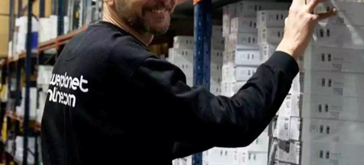 Personal de Almacén trabajando para la Vuelta al cole 2023