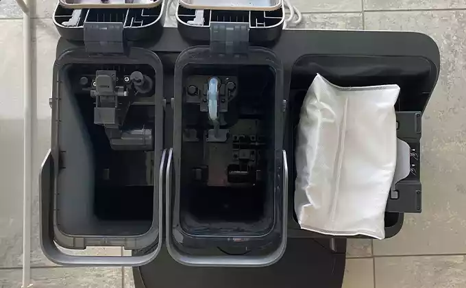 Interior de los depósitos de vaciado de la aspiradora Roborock S7V ultra