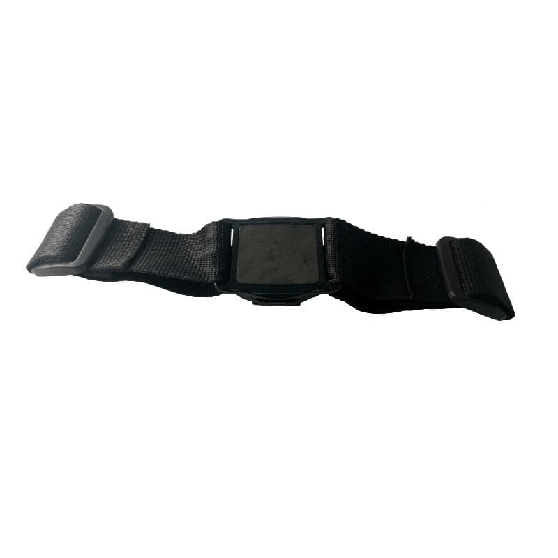 Correa ajustable negra con hebillas plásticas y base central para montaje rotativo 360º, compatible con cascos; cinta resistente y cierre seguro
