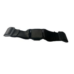 Correa ajustable negra con hebillas plásticas y base central para montaje rotativo 360º, compatible con cascos; cinta resistente y cierre seguro