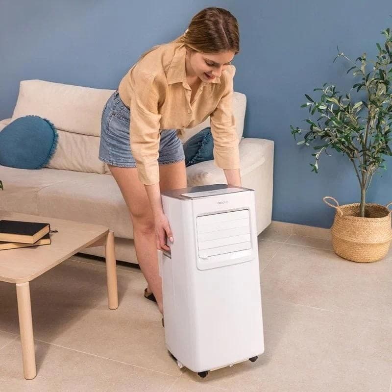 Cecotec ForceClima 9100 Soundless Connected Gris - Aire acondicionado portátil imagen de una persona llevándola a  otra parte