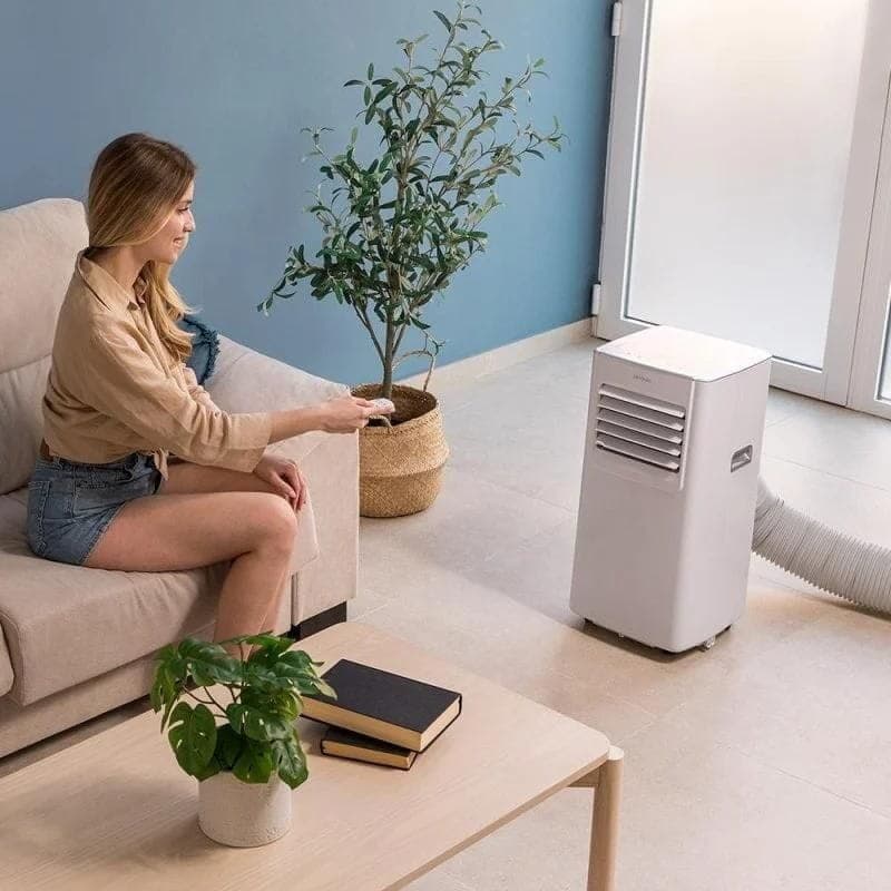 Cecotec ForceClima 9100 Soundless Connected Gris - Aire acondicionado portátil en una habitación con una persona