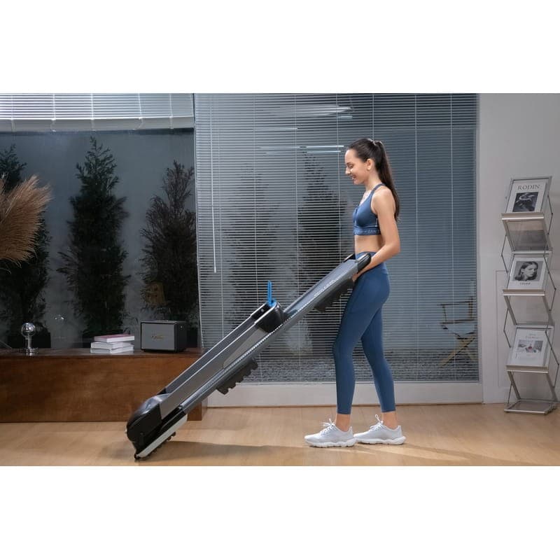 Cinta de Correr Plegable OVICX Q2S Plus - mujer plegando la cinta sonriendo