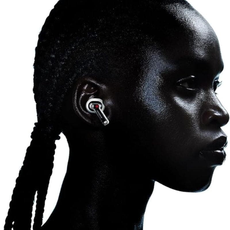  Nothing Ear White - Casque Bluetooth image du casque sur une personne