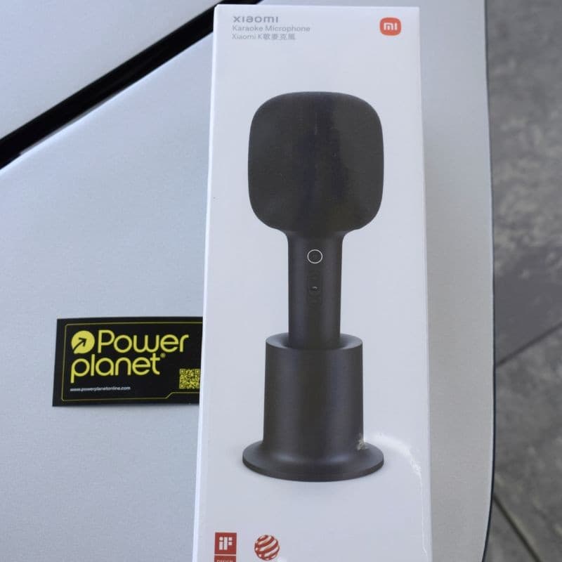 Xiaomi Karaoke Microphone Negro inalámbrico con diseño minimalista, cuerpo mate, botón central y base de carga cilíndrica en acabado negro elegante
