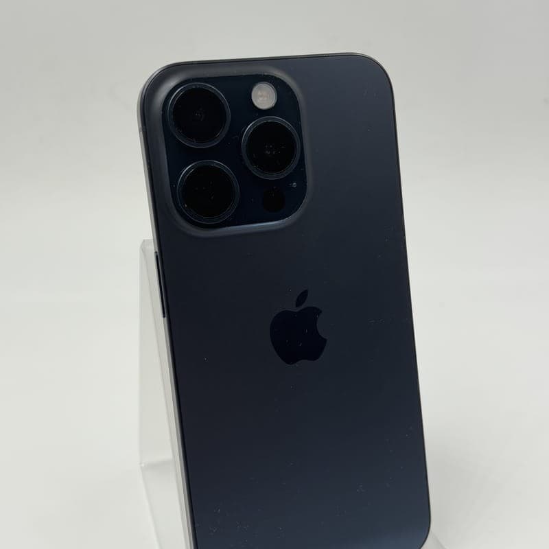 Détail photo réelle de l'appareil photo de l'Apple iPhone 15 Pro 5G 128 Go Bleu Titane Renouvelé - Excellent État