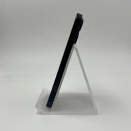 Photo réelle du côté gauche de l'Apple iPhone 15 Pro 5G 128 Go Bleu Titane Renouvelé - Excellent État