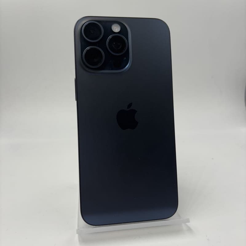 Dos titane bleu mat, bords plats, module triple caméra pro avec grands objectifs, logo Apple centré. Aspect premium, état excellent, 256 Go, 5G.