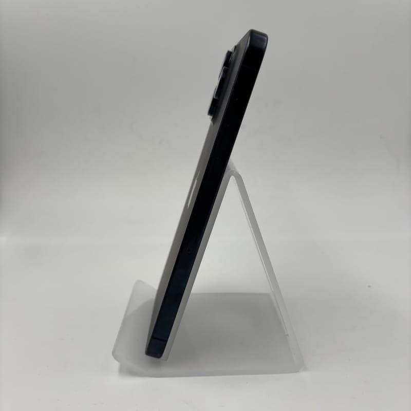Photo réelle du côté droit du téléphone portable Apple iPhone 15 Pro Max 256 Go Bleu