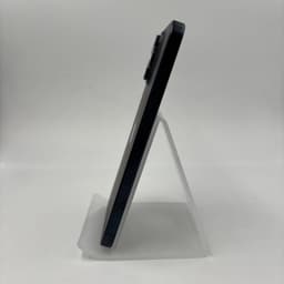 Photo réelle du côté droit du téléphone portable Apple iPhone 15 Pro Max 256 Go Bleu