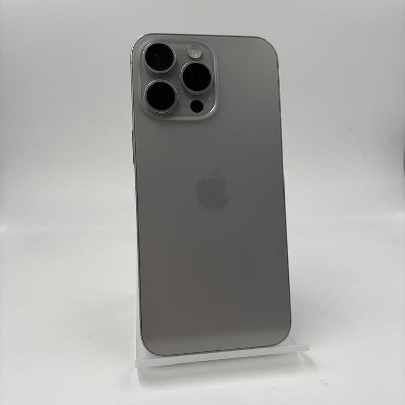 Photo arrière réelle du téléphone portable Apple iPhone 15 Pro Max 256 Go Naturel - Reconditionné - Excellent état