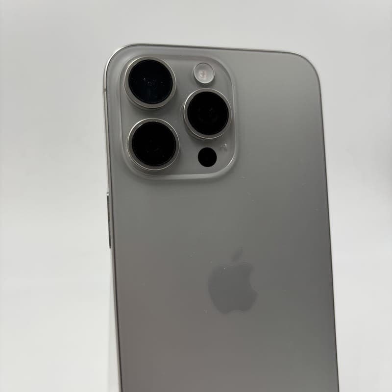 Photo réelle de la caméra arrière du téléphone portable Apple iPhone 15 Pro Max 256 Go Naturel - Renouvelé - Excellent état