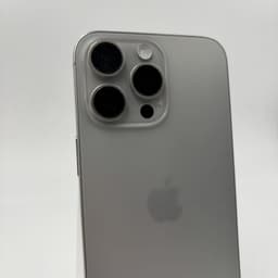 Photo réelle de la caméra arrière du téléphone portable Apple iPhone 15 Pro Max 256 Go Naturel - Renouvelé - Excellent état