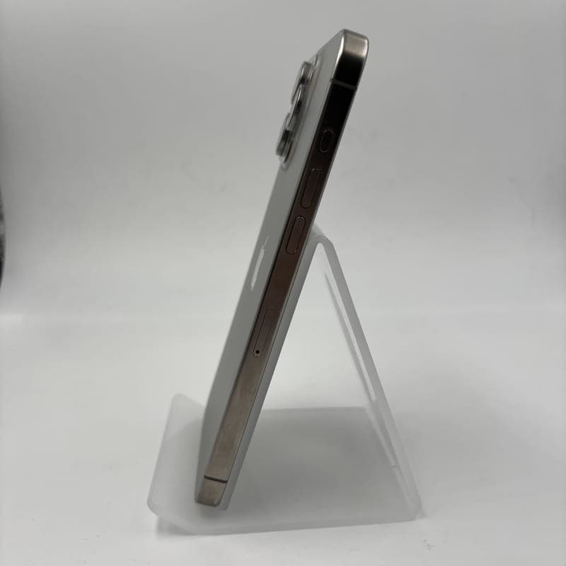 Véritable photo du côté droit du téléphone portable Apple iPhone 15 Pro Max 256 Go Naturel - Renouvelé - Excellent état