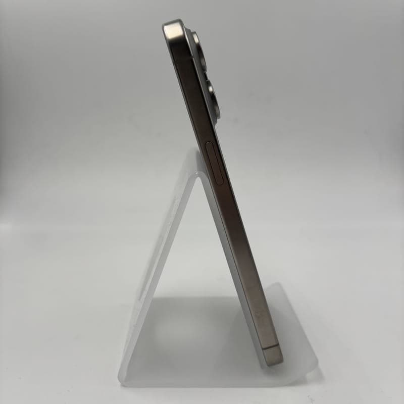 Photo réelle du côté gauche du téléphone portable Apple iPhone 15 Pro Max 256 Go Naturel - Renouvelé - Excellent état