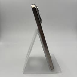 Photo réelle du côté gauche du téléphone portable Apple iPhone 15 Pro Max 256 Go Naturel - Renouvelé - Excellent état