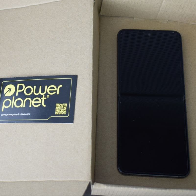 Samsung Galaxy Z Flip5 5G graphite reconditionné bon état, écran pliable noir brillant, charnière centrale visible, livré en boîte cartonnée PowerPlanet