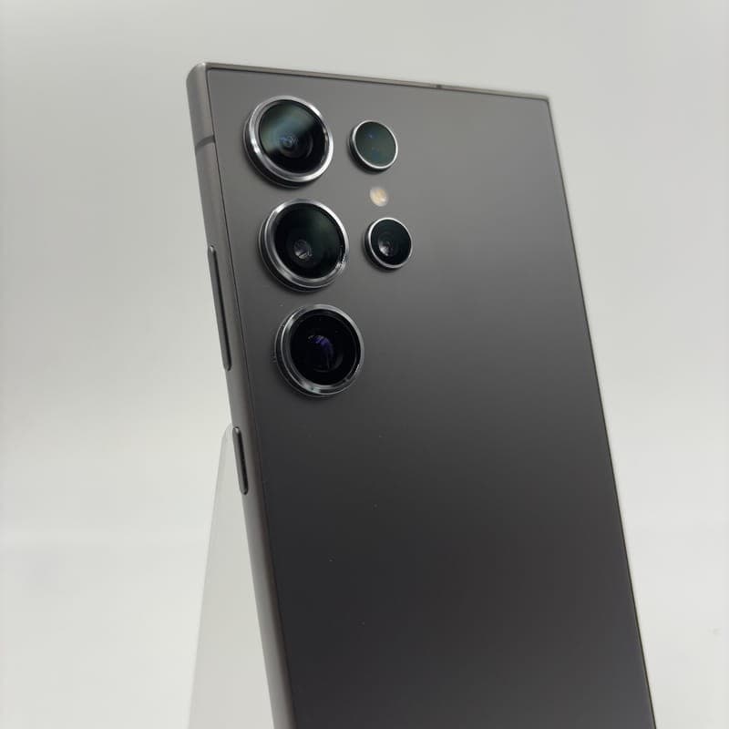 Foto real com detalhe da câmara traseira do Telemóvel Samsung Galaxy S24 Ultra 5G 12GB/256GB Preto Renovado - Condição Premium